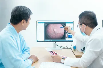 Bác sĩ tư vấn kết quả nội soi cho bệnh nhân