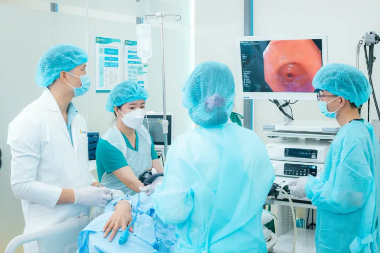 Đội ngũ bác sĩ Doctor Check đang thực hiện nội soi cho bệnh nhân