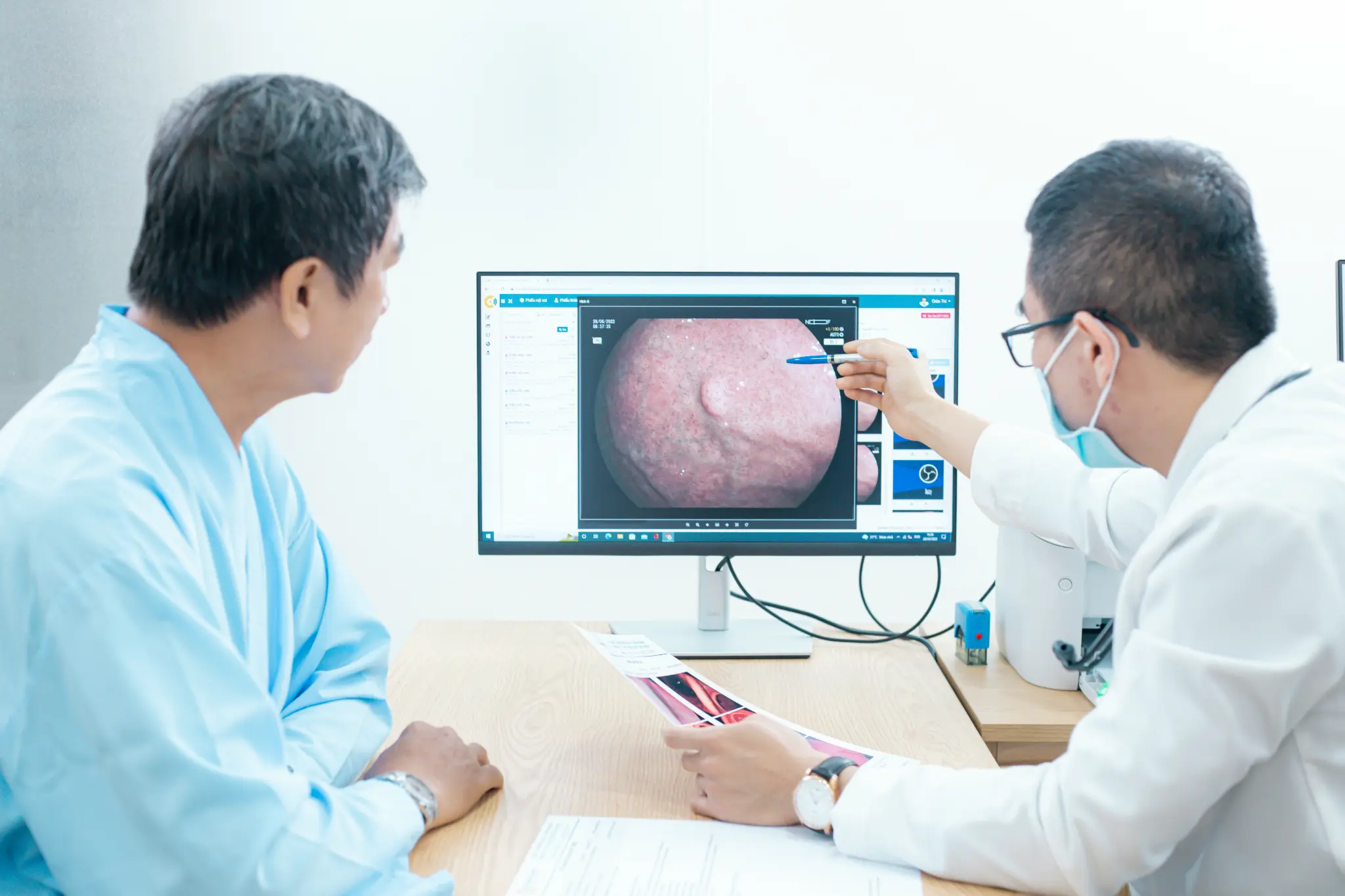 Bác sĩ tư vấn kết quả nội soi cho bệnh nhân