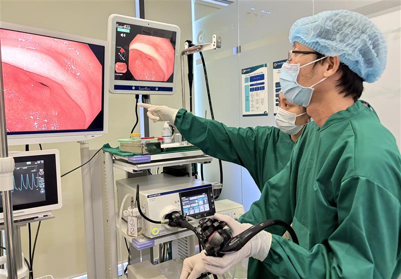 Bác sĩ Doctor Check đang thực hiện nội soi dạ dày với hệ thống Olympus