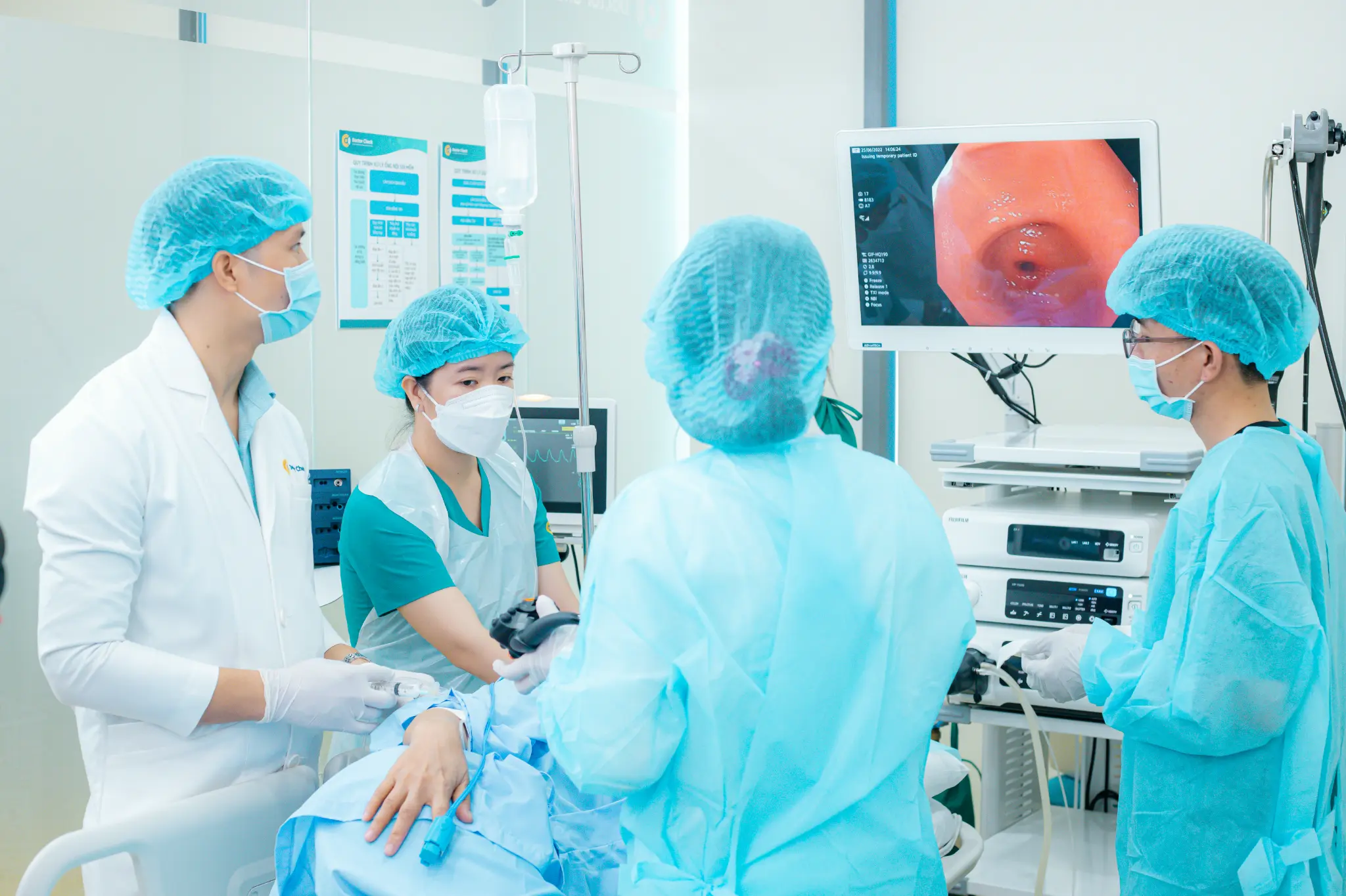 Đội ngũ bác sĩ Doctor Check đang thực hiện nội soi cho bệnh nhân